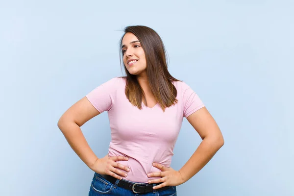 Jovem Bonita Mulher Olhando Feliz Alegre Confiante Sorrindo Orgulhosamente Olhando — Fotografia de Stock