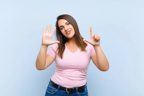 Joven Bonita Mujer Sonriendo Buscando Amigable Mostrando Número Siete Séptimo —  Fotos de Stock