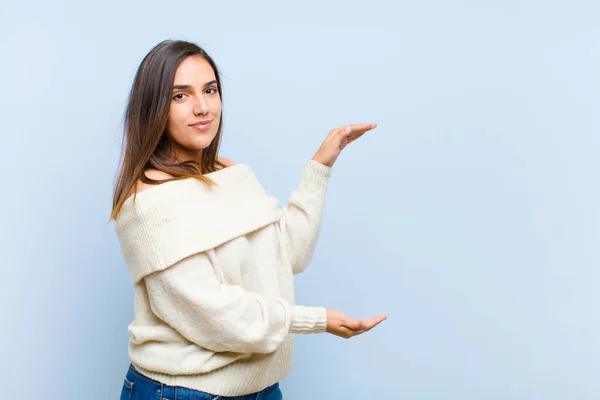 Junge Hübsche Frau Hält Ein Objekt Mit Beiden Händen Auf — Stockfoto