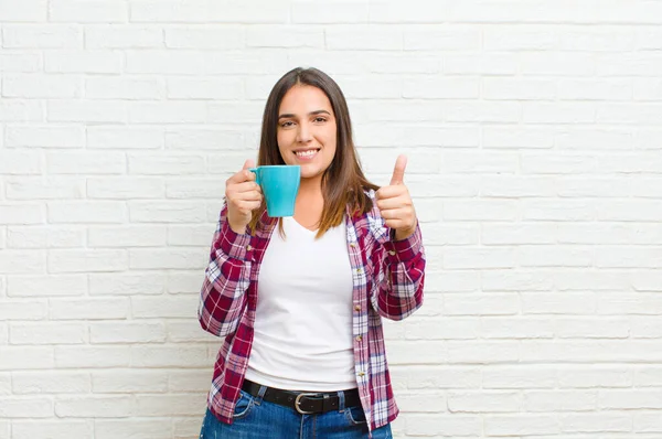 Jong Mooi Vrouw Met Een Koffie Tegen Baksteen Muur Textuur — Stockfoto