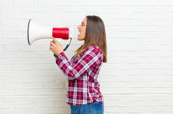 Mujer Bonita Joven Con Megáfono Contra Textura Pared Ladrillo —  Fotos de Stock