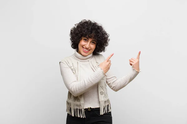 Jovem Mulher Afro Bonita Sorrindo Feliz Apontando Para Lado Para — Fotografia de Stock