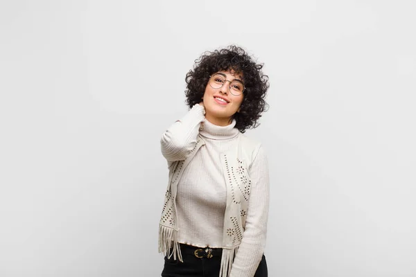 Jovem Mulher Afro Bonita Rindo Alegremente Confiantemente Com Sorriso Casual — Fotografia de Stock