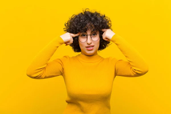 Jovem Bonita Afro Mulher Com Olhar Sério Concentrado Brainstorming Pensar — Fotografia de Stock