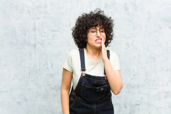 Ung Söt Afro Kvinna Håller Kinden Och Lider Smärtsam Tandvärk — Stockfoto