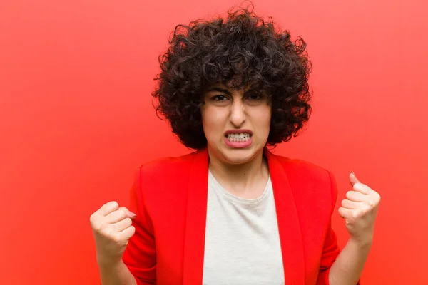 Jovem Mulher Afro Bonita Gritando Agressivamente Com Irritado Frustrado Olhar — Fotografia de Stock