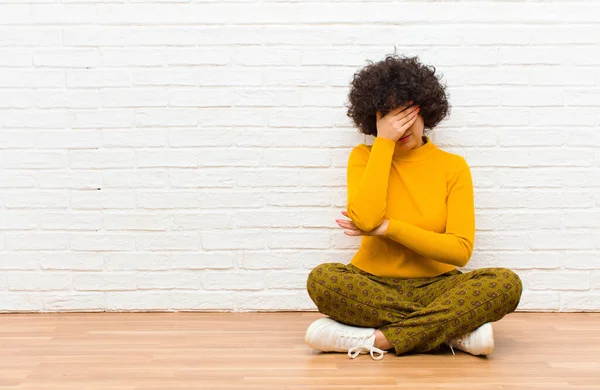 Junge Hübsche Afro Frau Sieht Gestresst Beschämt Oder Aufgebracht Aus — Stockfoto