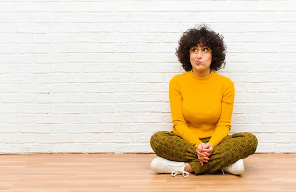 Jovem Afro Bonita Mulher Olhando Confuso Confuso Perguntando Tentando Resolver — Fotografia de Stock