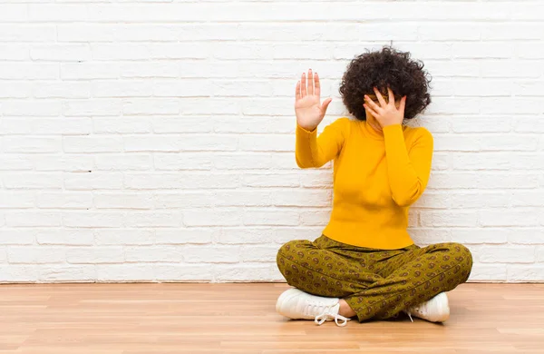 Jovem Mulher Afro Bonita Cobrindo Rosto Com Mão Colocando Outra — Fotografia de Stock