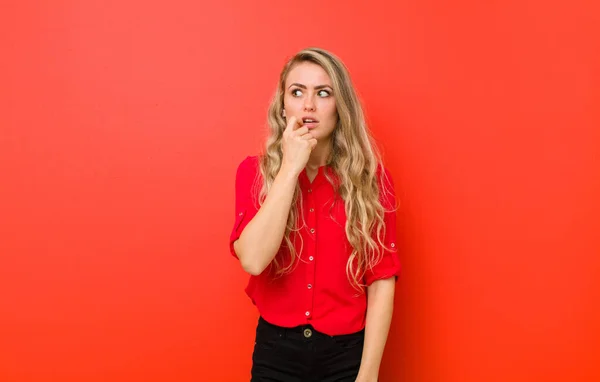 Jong Blond Vrouw Met Verrast Nerveus Bezorgd Bang Blik Kijken — Stockfoto