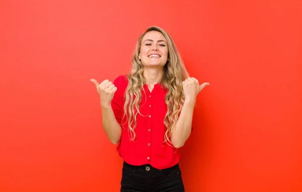 Giovane Donna Bionda Che Sorride Gioiosamente Sembra Felice Sentendosi Spensierata — Foto Stock