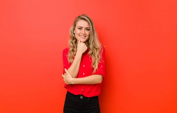 Giovane Donna Bionda Sorridente Godendo Vita Sentirsi Felice Amichevole Soddisfatto — Foto Stock