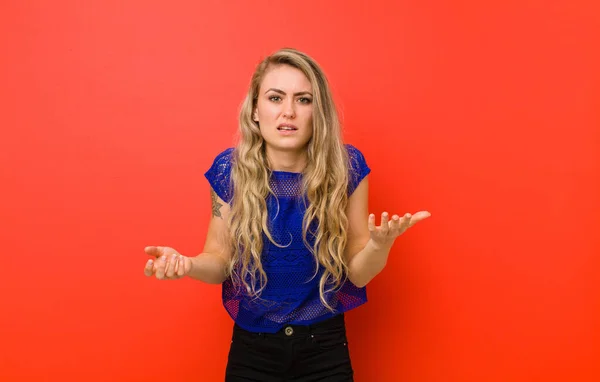 Jovem Loira Sentindo Sem Noção Confuso Não Sei Qual Escolha — Fotografia de Stock