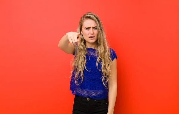 Giovane Donna Bionda Che Indica Macchina Fotografica Con Espressione Aggressiva — Foto Stock