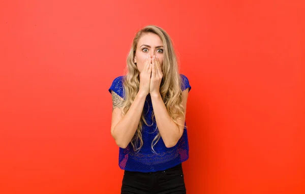 Genç Sarışın Kadın Endişeli Üzgün Korkmuş Hissediyor Elleriyle Ağzını Kapatıyor — Stok fotoğraf