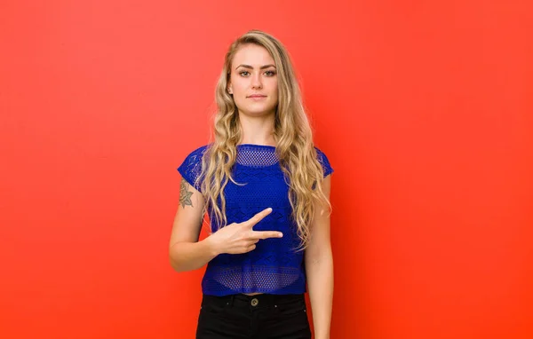 Genç Sarışın Kadın Mutlu Pozitif Başarılı Hissediyor Göğsünde Şeklinde Eller — Stok fotoğraf