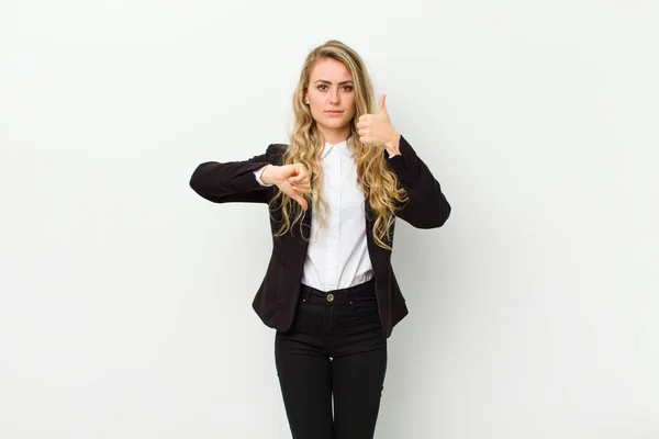 Jonge Blonde Vrouw Voelt Zich Verward Onwetend Onzeker Het Wegen — Stockfoto