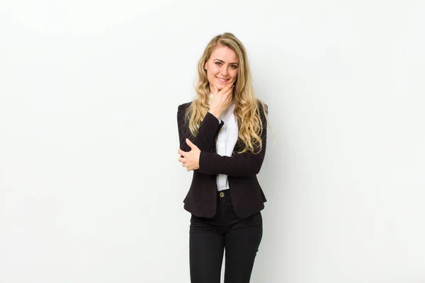 Jong Blond Vrouw Glimlachen Genieten Van Het Leven Zich Gelukkig — Stockfoto