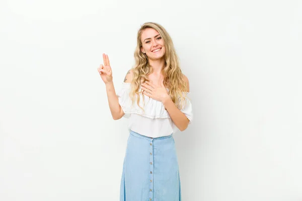 Jovem Loira Olhando Feliz Confiante Confiável Sorrindo Mostrando Sinal Vitória — Fotografia de Stock