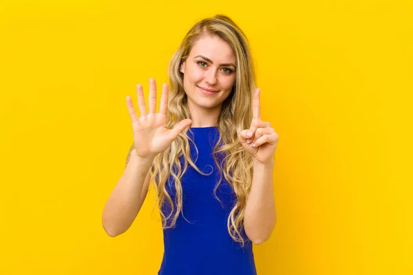 Jonge Blonde Vrouw Glimlachen Kijken Vriendelijk Tonen Nummer Zes Zesde — Stockfoto