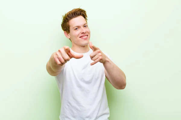 Joven Cabeza Roja Guapo Hombre Sintiéndose Feliz Confiado Apuntando Cámara — Foto de Stock