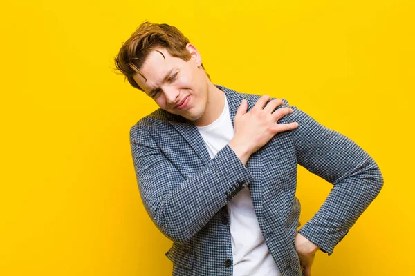 Ung Röd Huvud Man Känner Sig Trött Stressad Orolig Frustrerad — Stockfoto