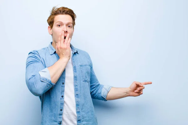 Jeune Homme Tête Rouge Sentant Heureux Choqué Surpris Couvrant Bouche — Photo