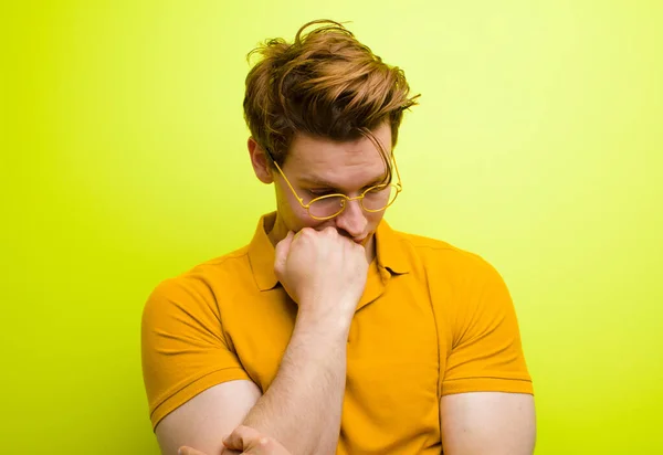 Joven Hombre Cabeza Roja Sintiéndose Serio Reflexivo Preocupado Mirando Hacia — Foto de Stock