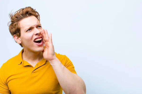 Jong Rood Hoofd Man Profiel Bekijken Kijken Blij Opgewonden Schreeuwen — Stockfoto