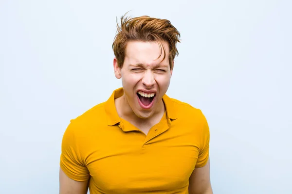Junger Mann Mit Rotem Kopf Schreit Aggressiv Sieht Sehr Wütend — Stockfoto