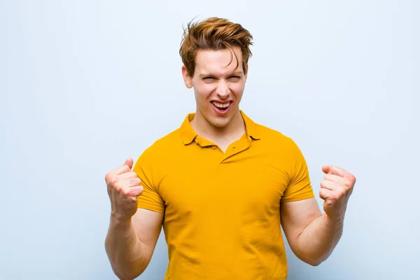 Giovane Uomo Testa Rossa Sentendosi Felice Sorpreso Orgoglioso Gridando Celebrando — Foto Stock