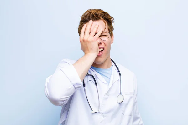 Mladý Zrzavý Lékař Vypadá Ospalý Znuděný Zívající Bolestí Hlavy Jednou — Stock fotografie