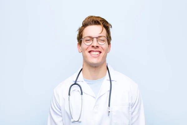 Mladý Červený Hlava Lékař Vypadá Šťastný Praštěný Širokým Zábavný Šílený — Stock fotografie