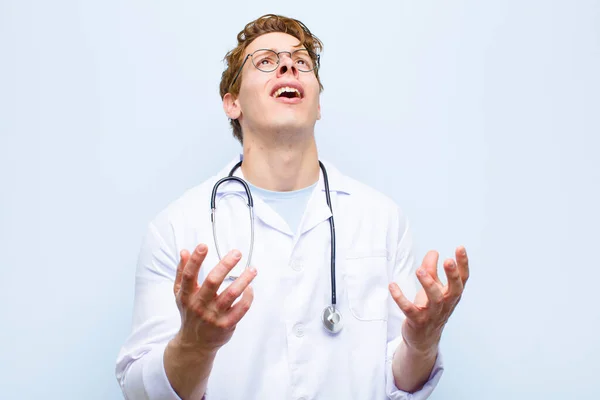 Mladý Rudý Lékař Vypadal Zoufale Frustrovaně Vystresovaně Nešťastně Otráveně Křičel — Stock fotografie