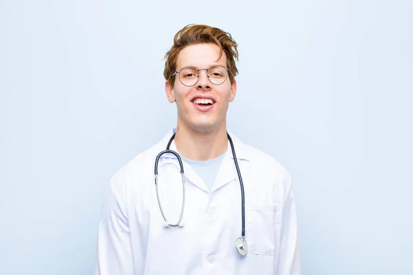 Молодий Червоний Головний Лікар Виглядає Щасливим Приємно Здивованим Схвильований Захоплюючим — стокове фото