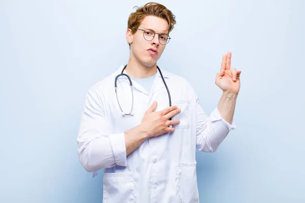 Joven Médico Cabecera Roja Luciendo Feliz Seguro Digno Confianza Sonriendo — Foto de Stock