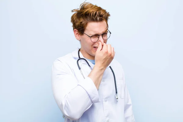Mladý Zrzavý Lékař Cítí Znechucení Drží Nos Aby Neucítil Odporný — Stock fotografie