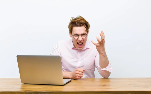 Junger Geschäftsmann Mit Rotem Kopf Arbeitet Seinem Schreibtisch — Stockfoto