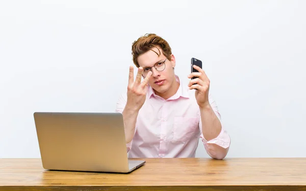 Junger Geschäftsmann Mit Rotem Kopf Der Seinem Schreibtisch Mit Einem — Stockfoto