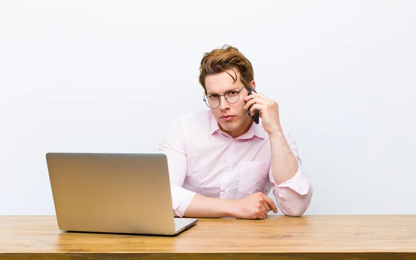 Joven Hombre Negocios Pelirrojo Que Trabaja Escritorio Con Teléfono Monile — Foto de Stock