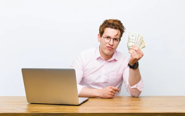 Junger Geschäftsmann Mit Rotem Kopf Der Seinem Schreibtisch Arbeitet Geldkonzept — Stockfoto