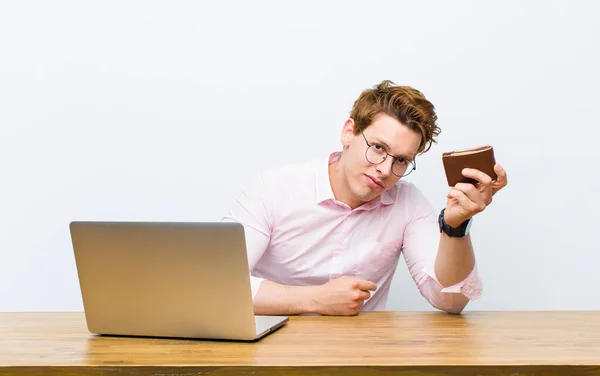 Junger Geschäftsmann Mit Rotem Kopf Der Seinem Schreibtisch Arbeitet Geldkonzept — Stockfoto