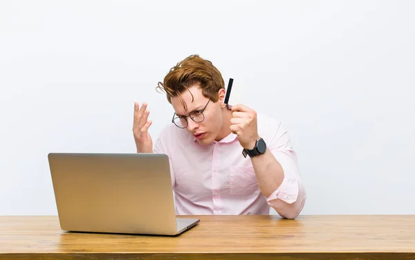 Junger Geschäftsmann Mit Rotem Kopf Der Mit Einer Kreditkarte Schreibtisch — Stockfoto