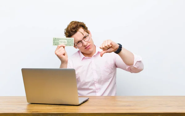 Junger Geschäftsmann Mit Rotem Kopf Der Seinem Schreibtisch Arbeitet Geldkonzept — Stockfoto