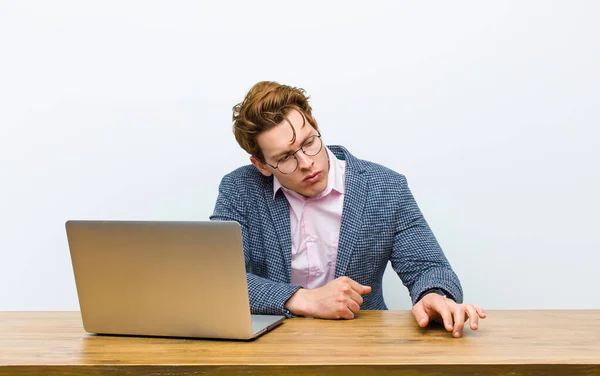 Jovem Empresário Cabeça Vermelha Trabalhando Sua Mesa Com Laptop — Fotografia de Stock