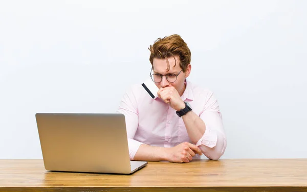 Joven Hombre Negocios Pelirrojo Trabajando Escritorio Con Una Tarjeta Crédito — Foto de Stock