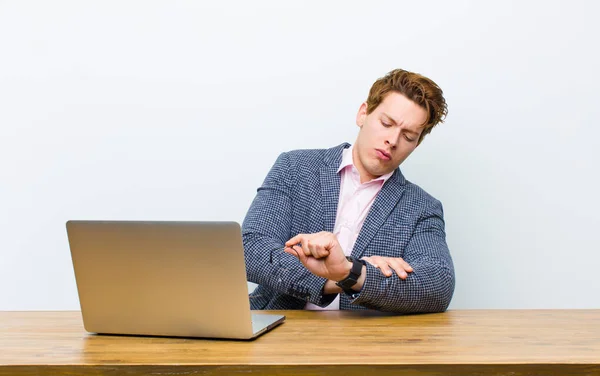 Joven Hombre Negocios Cabeza Roja Que Trabaja Escritorio Con Ordenador — Foto de Stock