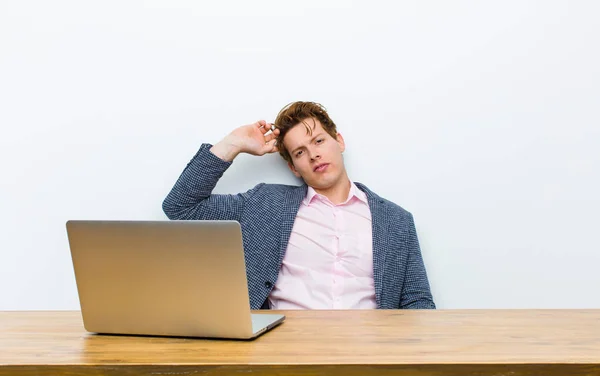 Junger Geschäftsmann Mit Rotem Kopf Arbeitet Seinem Schreibtisch Mit Einem — Stockfoto