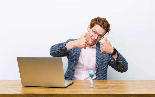 Joven Hombre Negocios Pelirrojo Trabajando Escritorio Con Reloj Concepto Tiempo — Foto de Stock