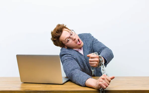 Joven Hombre Negocios Pelirrojo Trabajando Escritorio Con Una Cadena — Foto de Stock